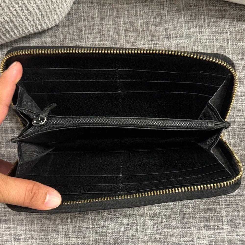 Gucci Black Leather Wallet with Gold Emblem - Picture 8 of 9